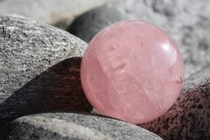 boule en quartz rose