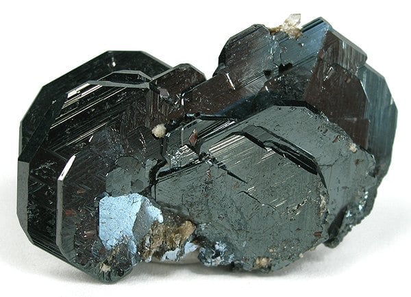 "Pierre d'hématite naturelle  avec des reflets métalliques sombres et brillants. Cette pierre semi-précieuse est appréciée pour ses vertus de protection, de stabilité et d'ancrage. Elle est également connue pour ses propriétés magnétiques et peut être utilisée pour créer des bijoux magnétiques destinés à soulager les douleurs articulaires."